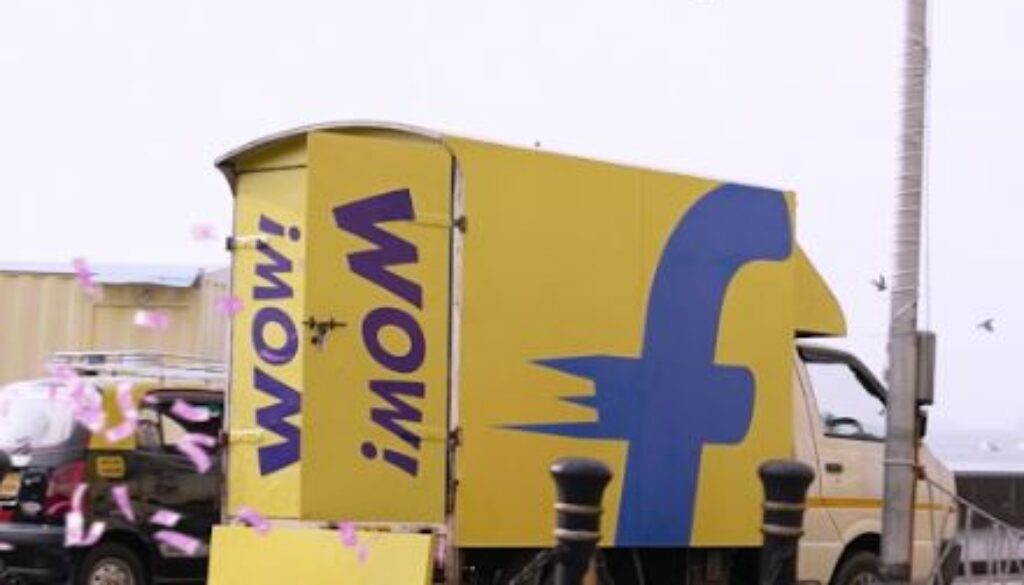 Flipkart's Truck Accidentally Unleashes a Money Shower in Mumbai's Streets